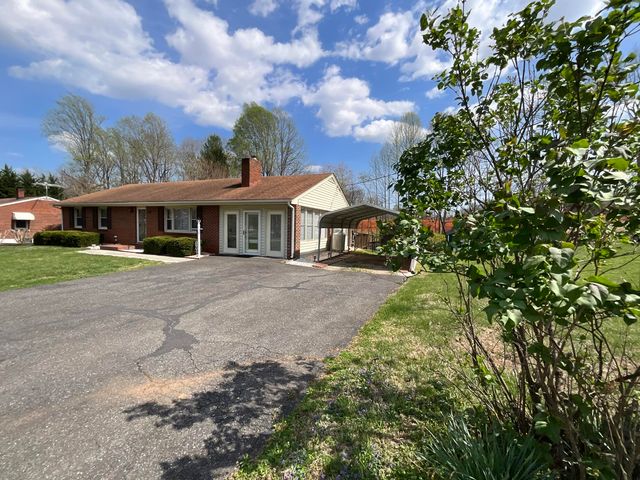 400 Woodland CIR, Lynchburg, VA 24502