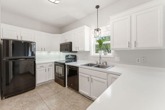 29 River Bend Place, Chaska, MN 55318