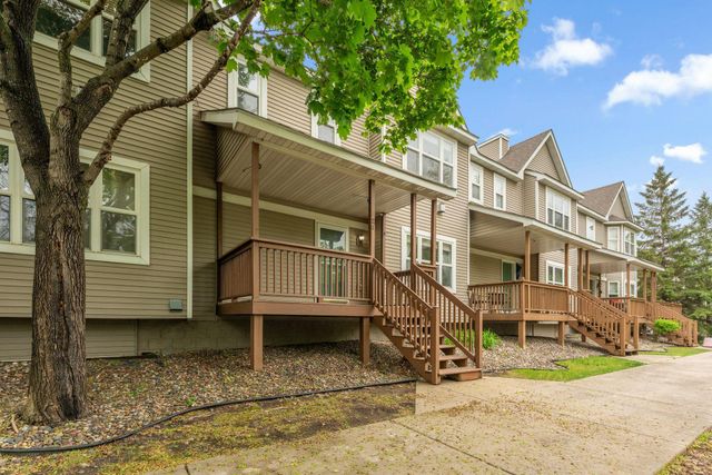 29 River Bend Place, Chaska, MN 55318