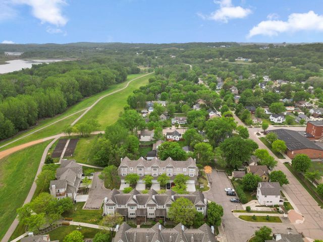29 River Bend Place, Chaska, MN 55318