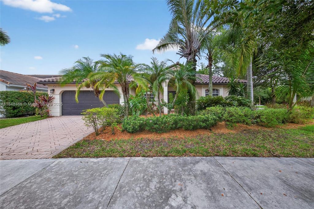 704 Lake Blvd, Weston, FL 33326