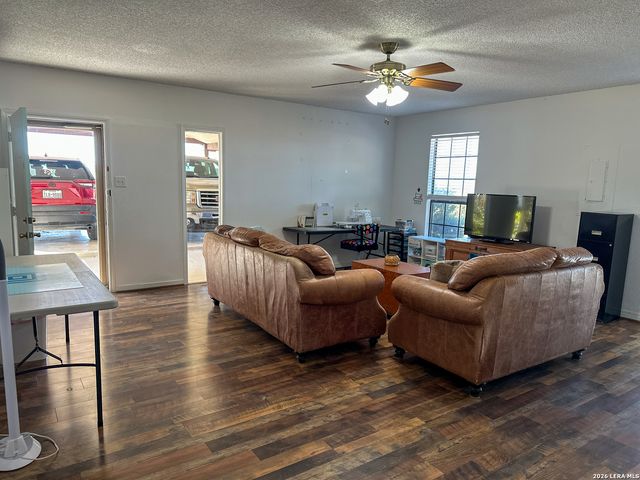 4911 Youngsford, Marion, TX 78124