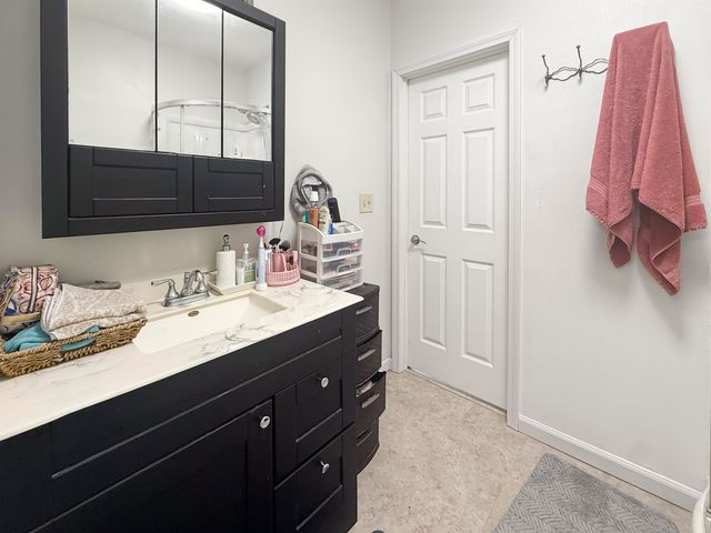 1024 11th St NW, Minot, ND 58703