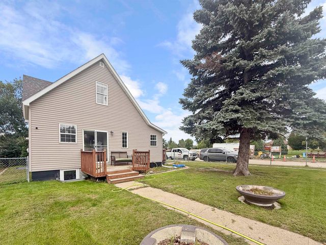 1024 11th St NW, Minot, ND 58703