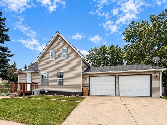 1024 11th St NW, Minot, ND 58703