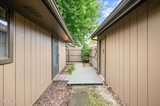 22 Knollwood Drive, Perrysburg, OH 43551