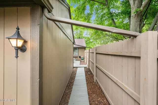 22 Knollwood Drive, Perrysburg, OH 43551