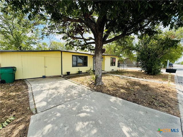 2003 N Guadalupe Street, Seguin, TX 78155