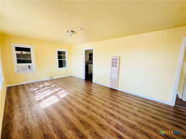 2003 N Guadalupe Street, Seguin, TX 78155