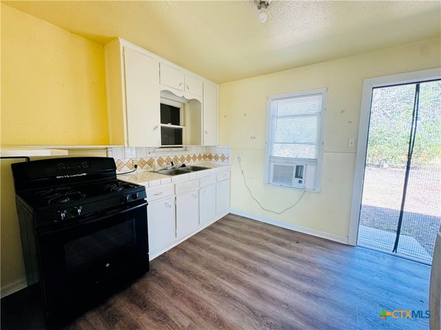 2003 N Guadalupe Street, Seguin, TX 78155