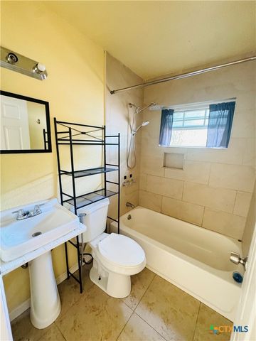 2003 N Guadalupe Street, Seguin, TX 78155