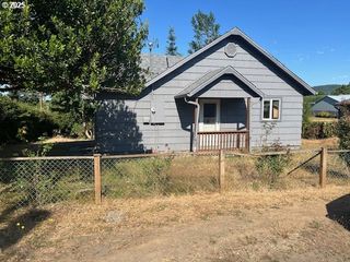 596 E 7TH St, Coquille, OR 97423