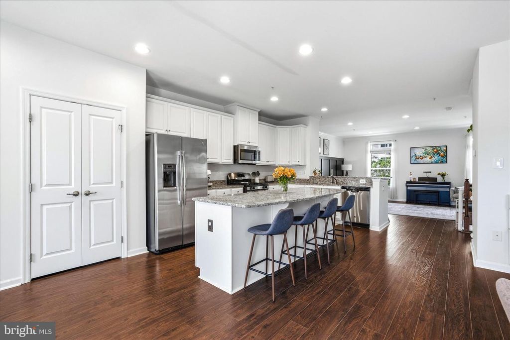 Image 10 of property listing at 5923 LEBEN DR, Frederick, MD 21703