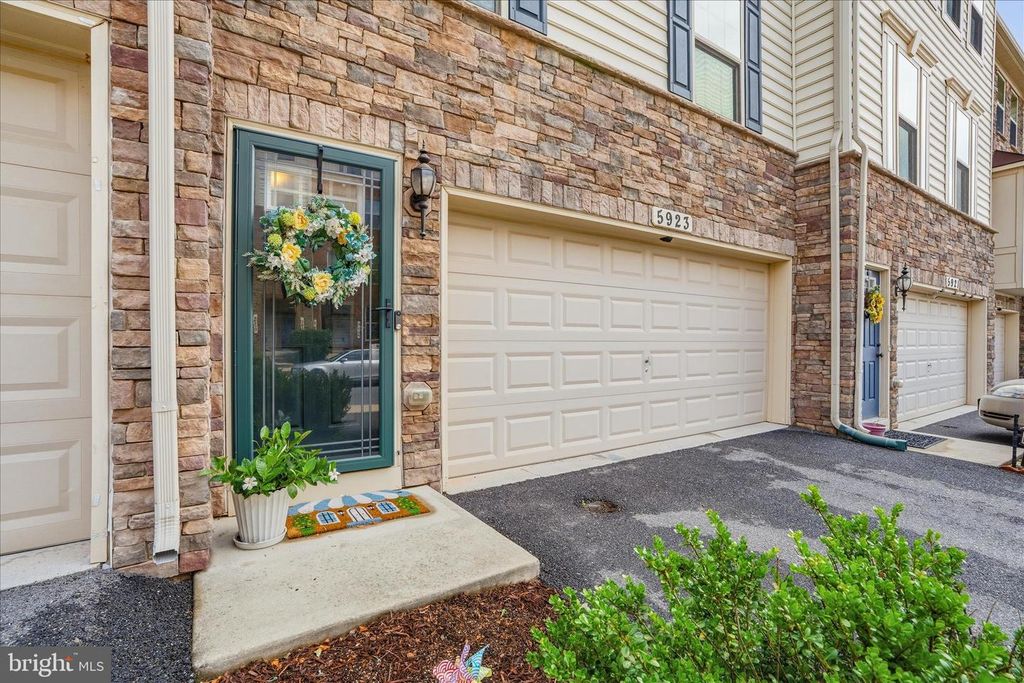 Image 2 of property listing at 5923 LEBEN DR, Frederick, MD 21703