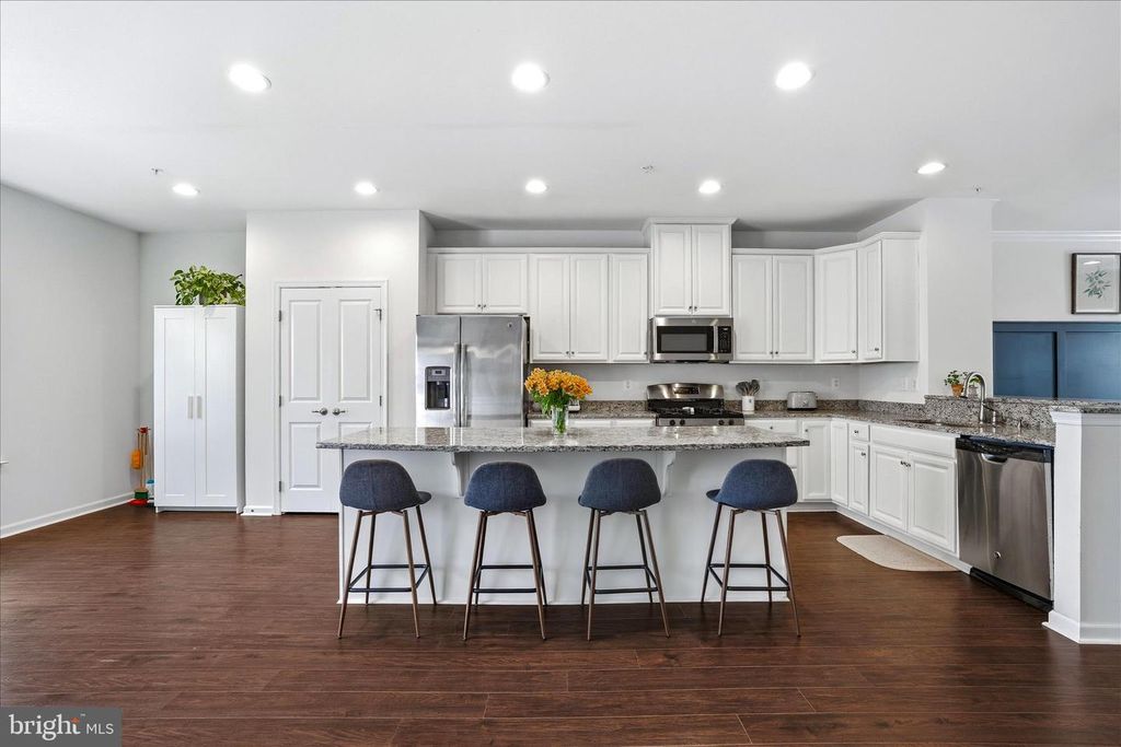 Image 9 of property listing at 5923 LEBEN DR, Frederick, MD 21703
