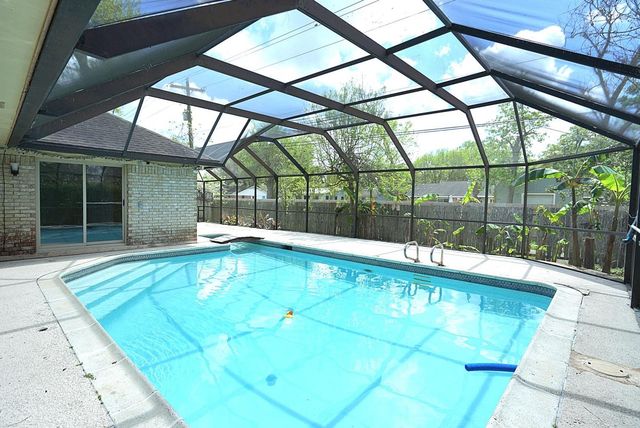 209 Dogwood Street, Lake Jackson, TX 77566