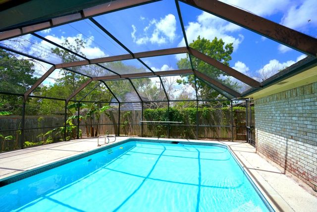 209 Dogwood Street, Lake Jackson, TX 77566