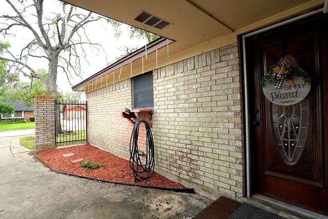 209 Dogwood Street, Lake Jackson, TX 77566