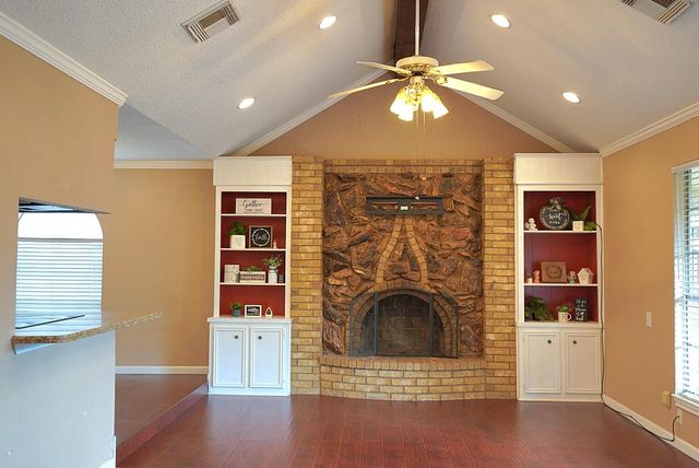 209 Dogwood Street, Lake Jackson, TX 77566