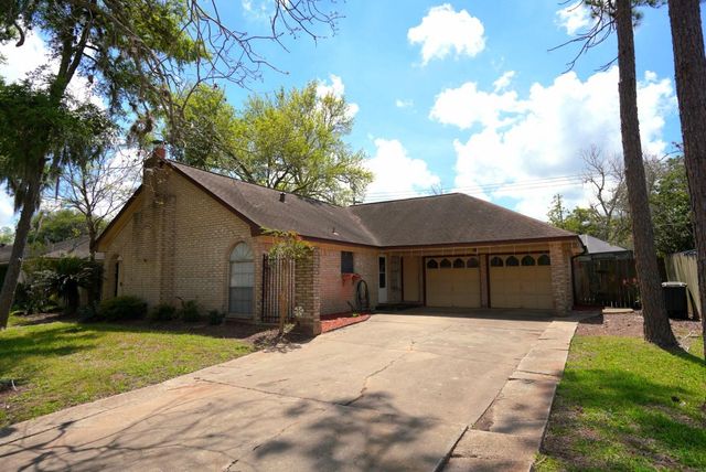 209 Dogwood Street, Lake Jackson, TX 77566