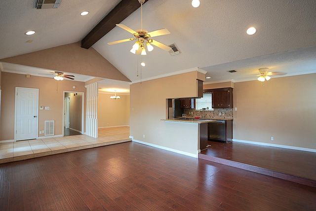 209 Dogwood Street, Lake Jackson, TX 77566