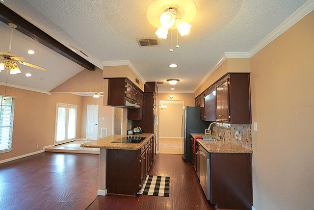 209 Dogwood Street, Lake Jackson, TX 77566