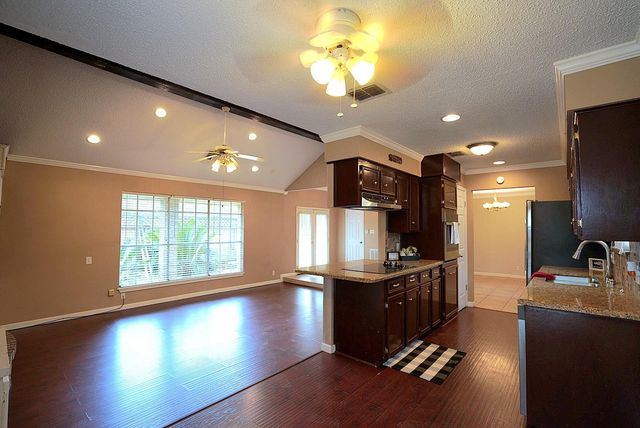 209 Dogwood Street, Lake Jackson, TX 77566