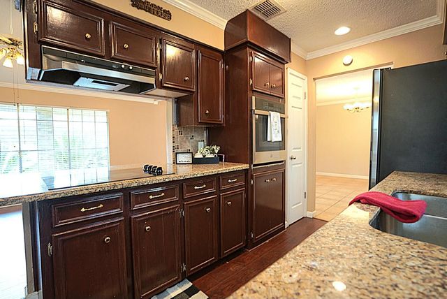 209 Dogwood Street, Lake Jackson, TX 77566