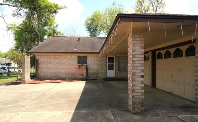 209 Dogwood Street, Lake Jackson, TX 77566