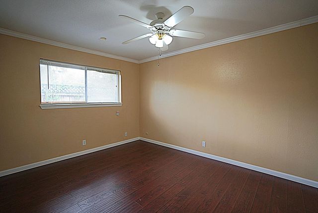 209 Dogwood Street, Lake Jackson, TX 77566