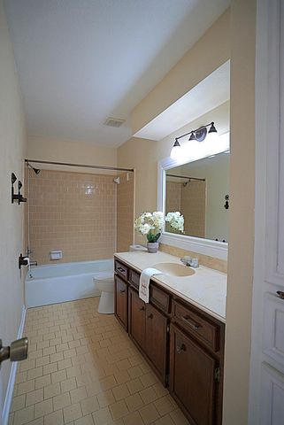 209 Dogwood Street, Lake Jackson, TX 77566