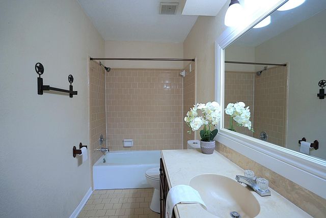 209 Dogwood Street, Lake Jackson, TX 77566