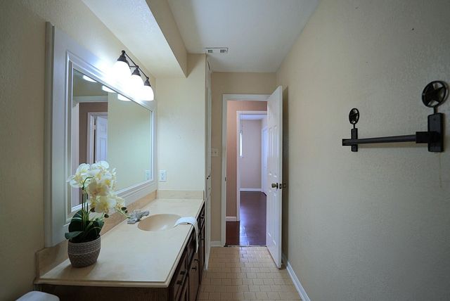 209 Dogwood Street, Lake Jackson, TX 77566