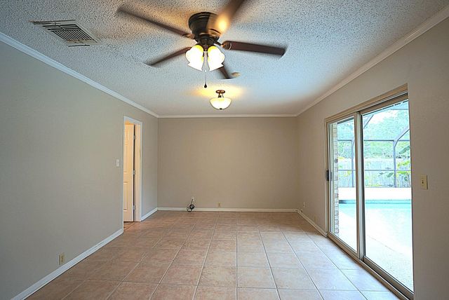 209 Dogwood Street, Lake Jackson, TX 77566