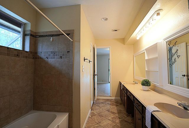 209 Dogwood Street, Lake Jackson, TX 77566