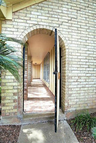 209 Dogwood Street, Lake Jackson, TX 77566