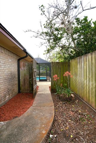 209 Dogwood Street, Lake Jackson, TX 77566