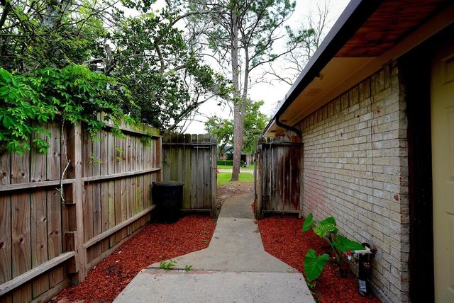 209 Dogwood Street, Lake Jackson, TX 77566