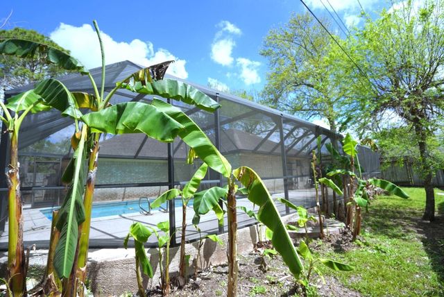 209 Dogwood Street, Lake Jackson, TX 77566