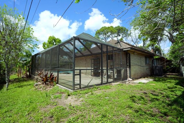 209 Dogwood Street, Lake Jackson, TX 77566