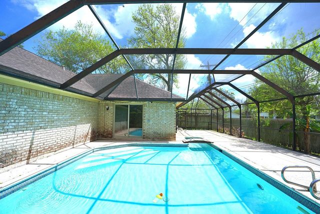 209 Dogwood Street, Lake Jackson, TX 77566