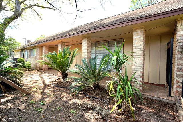 209 Dogwood Street, Lake Jackson, TX 77566