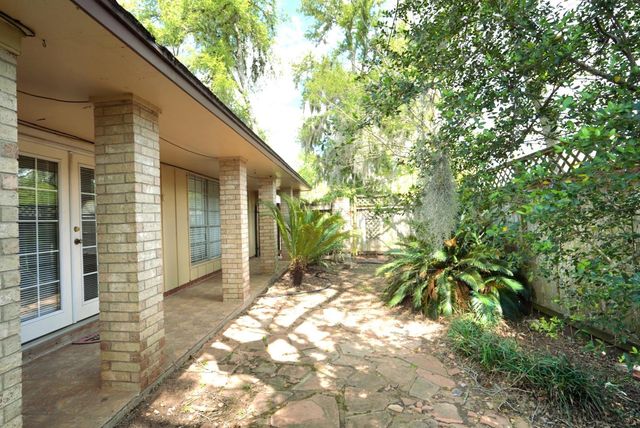 209 Dogwood Street, Lake Jackson, TX 77566