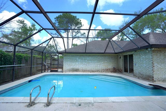 209 Dogwood Street, Lake Jackson, TX 77566