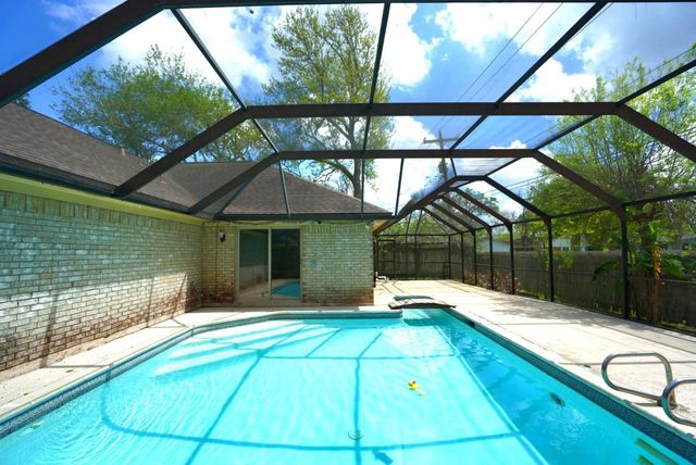 209 Dogwood Street, Lake Jackson, TX 77566