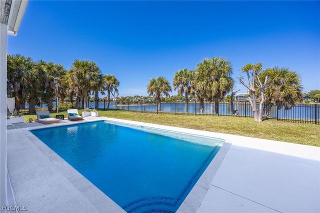 425 Lake Murex CIR, Sanibel, FL 33957