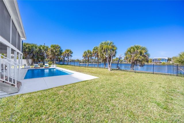 425 Lake Murex CIR, Sanibel, FL 33957