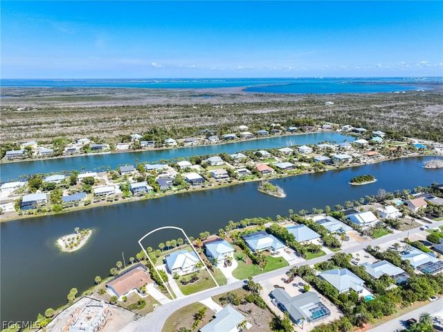 425 Lake Murex CIR, Sanibel, FL 33957