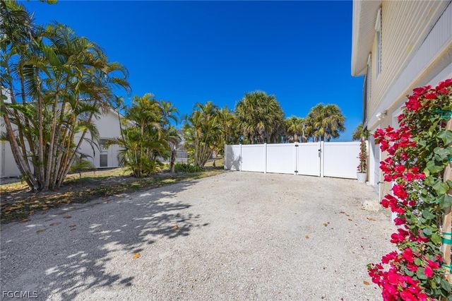 425 Lake Murex CIR, Sanibel, FL 33957