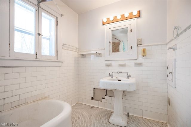 3131 Essex Road, Cleveland Heights, OH 44118